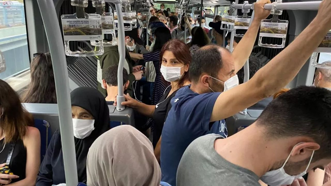 Normalleşmeyle birlikte metrobüslerde sosyal mesafe unutuldu - Sayfa 8