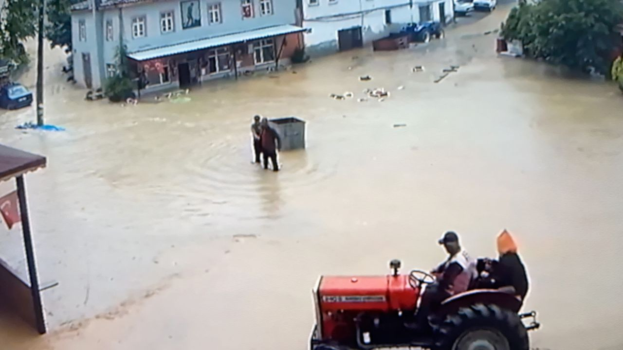 Şiddetli yağmur hayatı olumsuz etkiledi - Sayfa 13