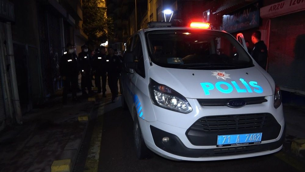 Salgında meyhanede kadınlı erkekli vur patlasın çal oynasın eğlence! - Sayfa 5