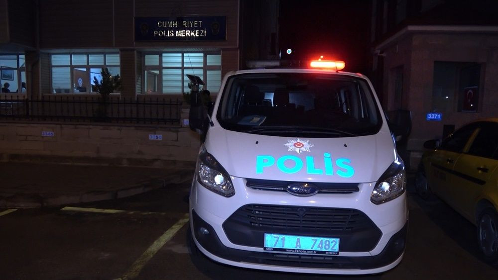 Salgında meyhanede kadınlı erkekli vur patlasın çal oynasın eğlence! - Sayfa 6