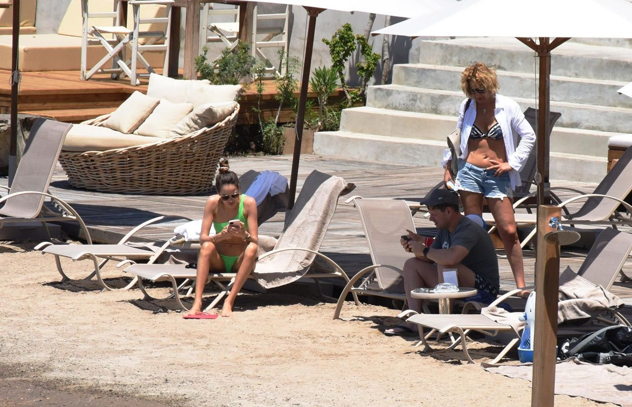 Ultra lüks yatla gelip plajı kapattı - Sayfa 6