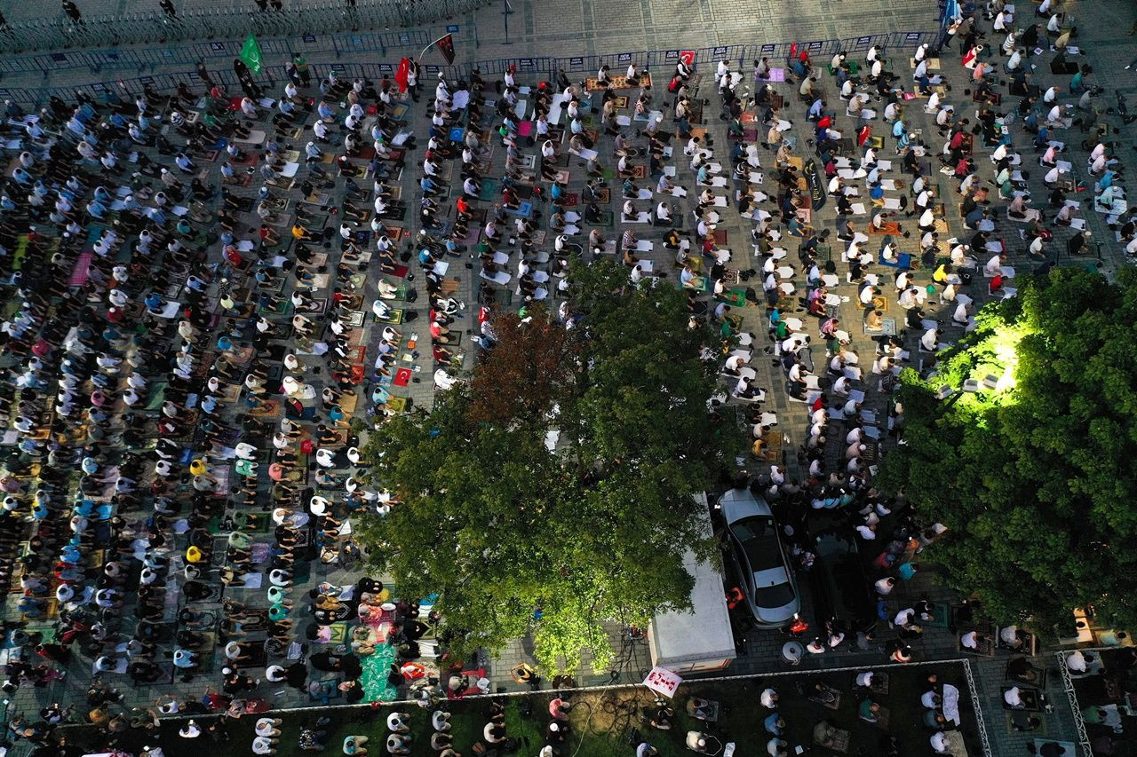 Ayasofya önünde akşam namazı - Sayfa 5