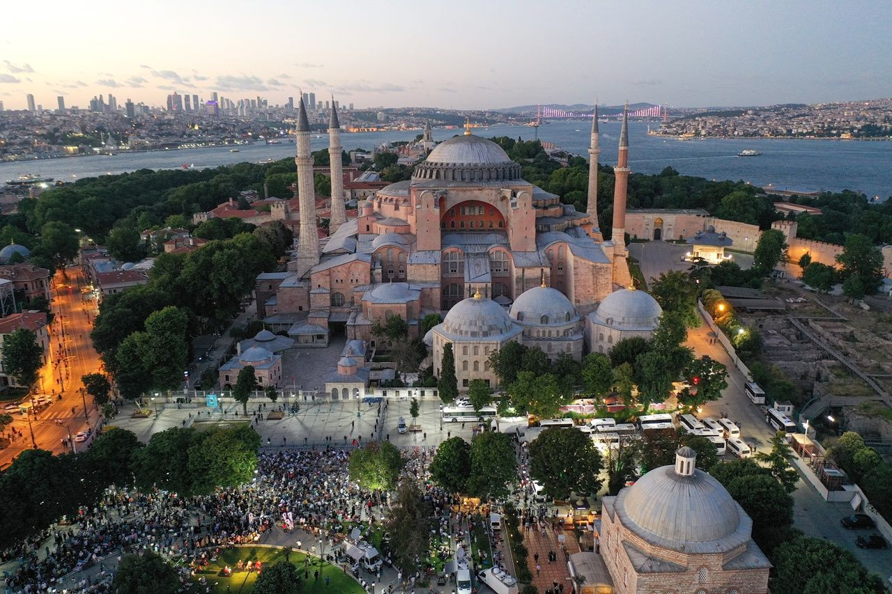 Ayasofya önünde akşam namazı - Sayfa 7