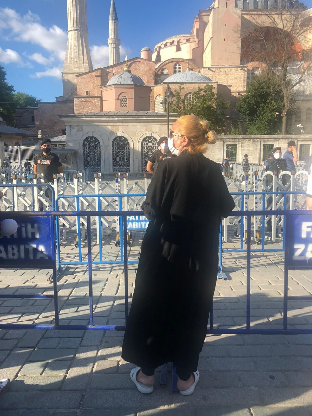 Ayasofya önündeki sarışın kadının sırrı - Sayfa 14