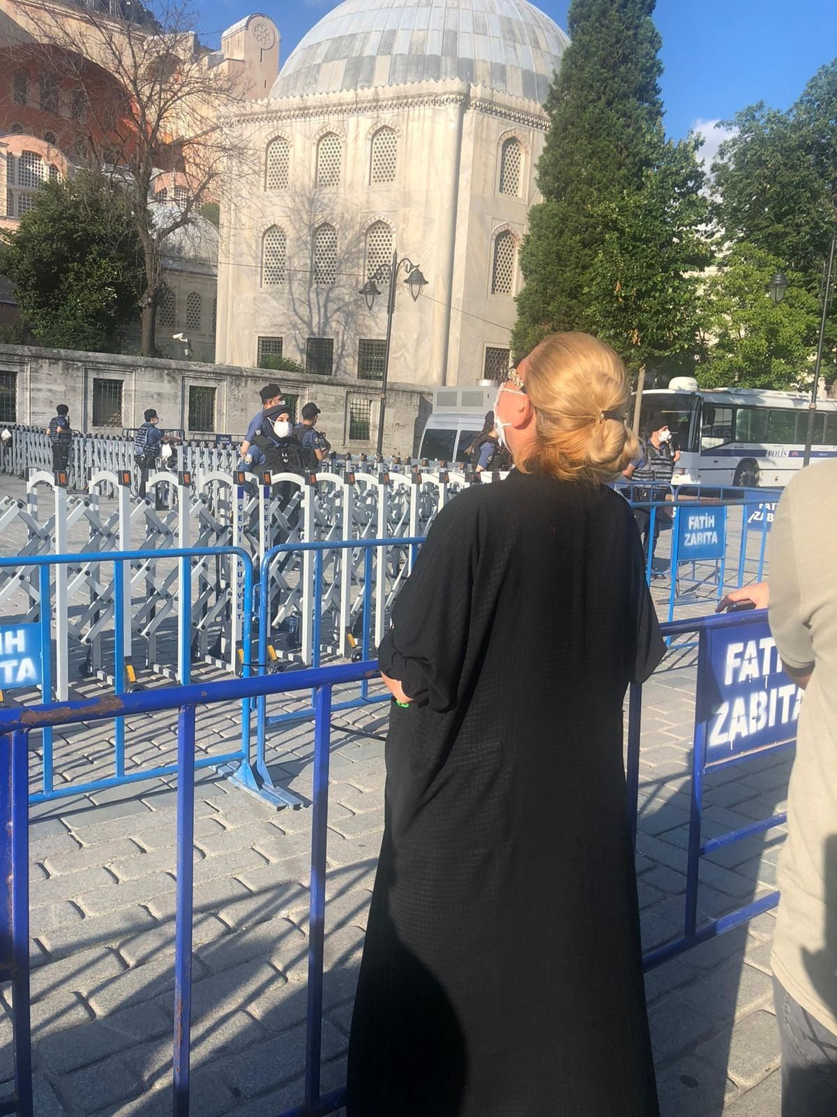 Ayasofya önündeki sarışın kadının sırrı - Sayfa 13