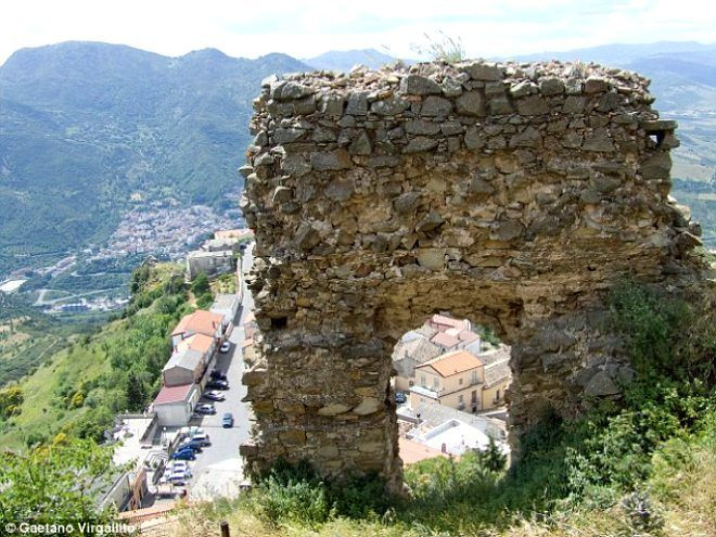 Bu kasaba korkunç sırlarla dolu - Sayfa 15