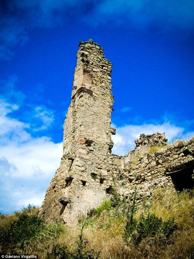 Bu kasaba korkunç sırlarla dolu - Sayfa 10