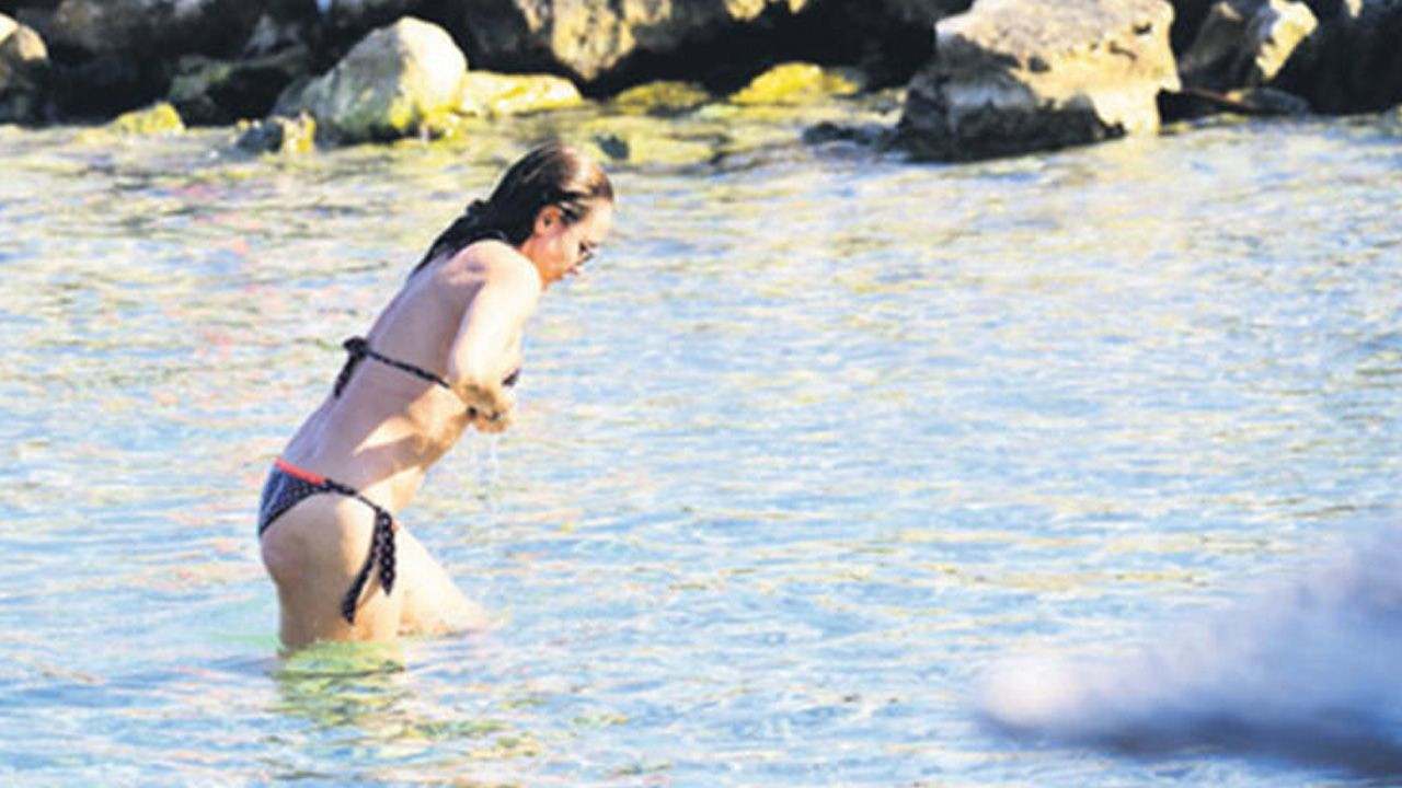 Burçin Terzioğlu halk plajında görüntülendi - Sayfa 6