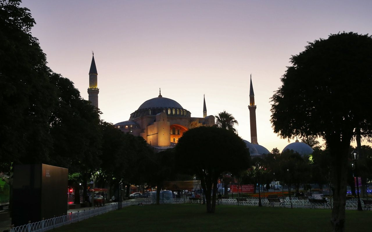 Ayasofya Camii önünde sabah namazı - Sayfa 7