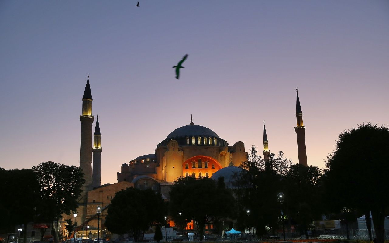 Ayasofya Camii önünde sabah namazı - Sayfa 13