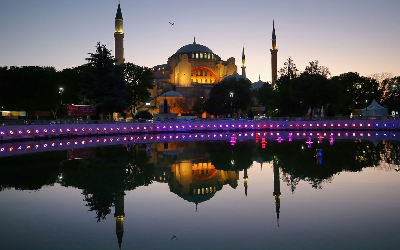 Ayasofya Camii önünde sabah namazı - Sayfa 14
