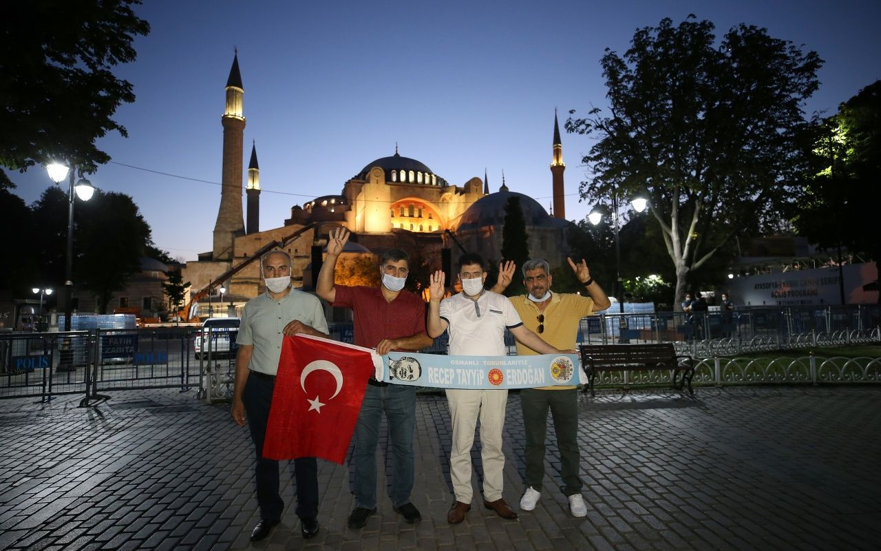 Ayasofya Camii önünde sabah namazı - Sayfa 15