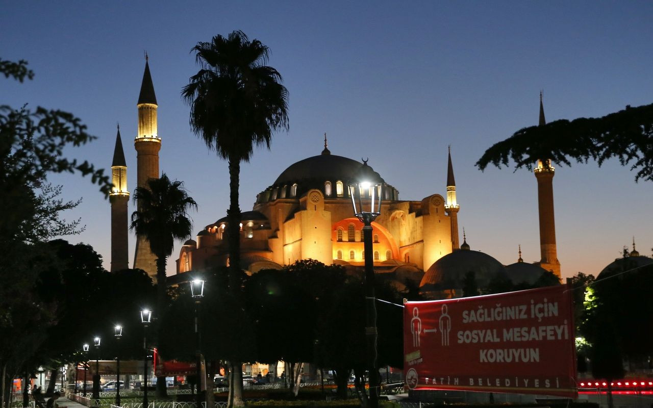 Ayasofya Camii önünde sabah namazı - Sayfa 9