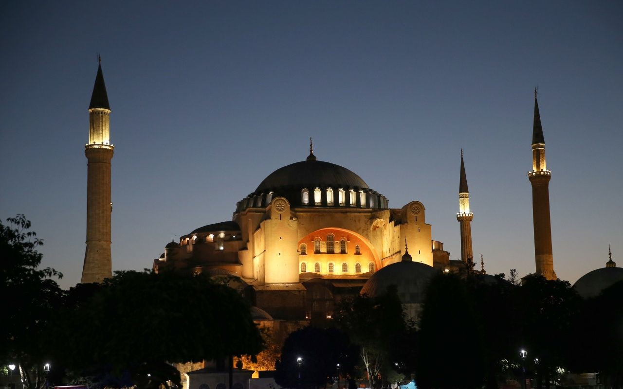Ayasofya Camii önünde sabah namazı - Sayfa 19