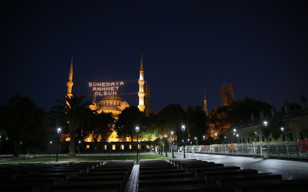 Ayasofya Camii önünde sabah namazı - Sayfa 20