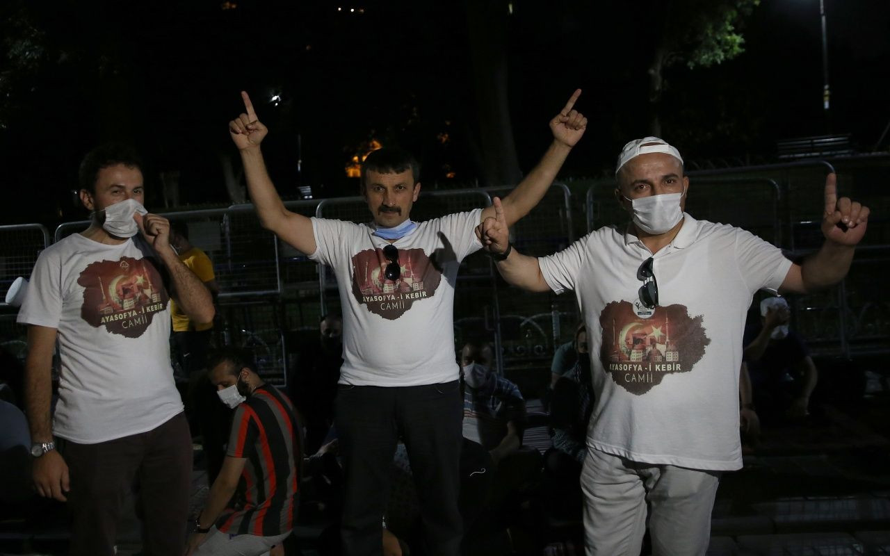 Ayasofya Camii önünde sabah namazı - Sayfa 5