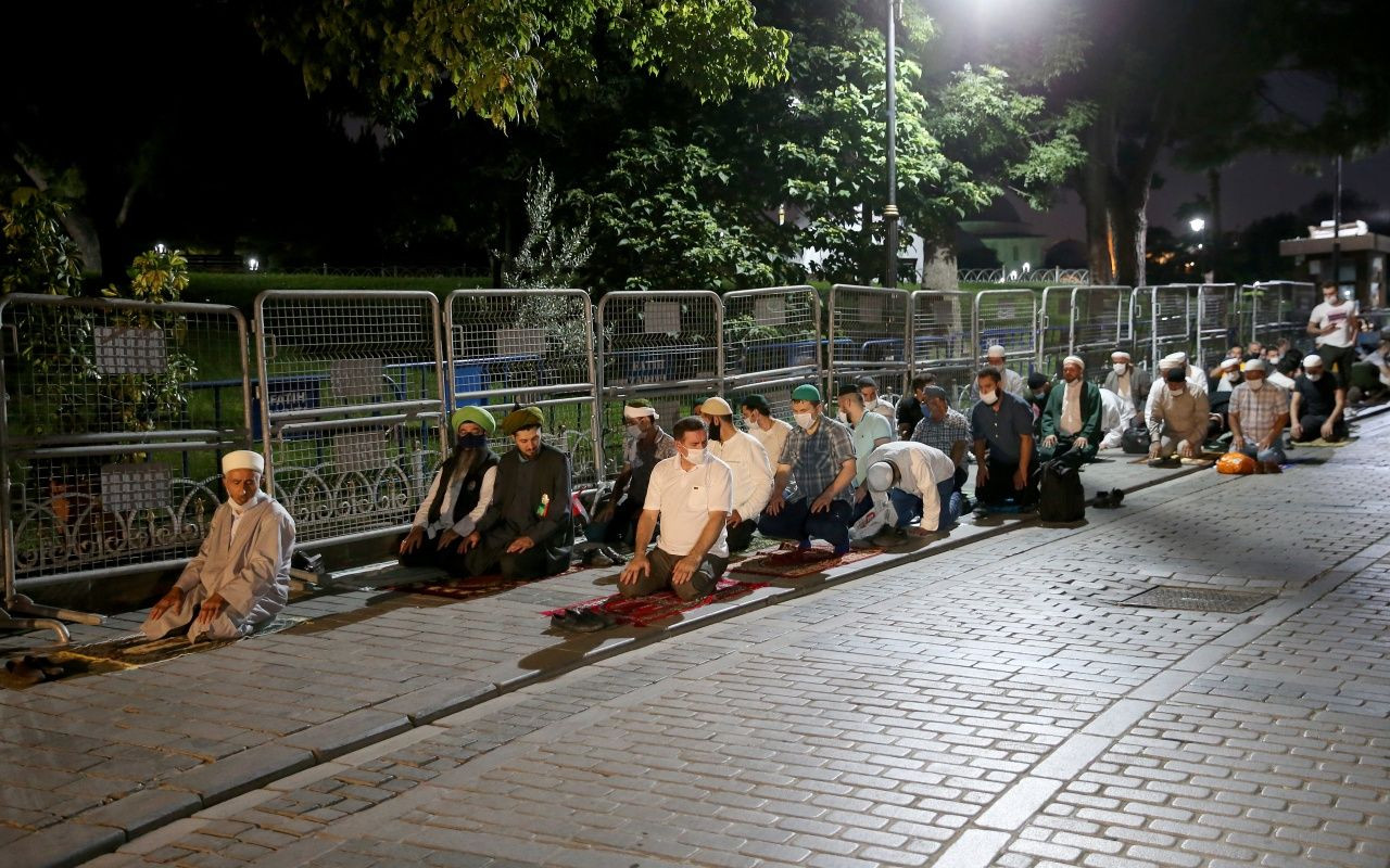 Ayasofya Camii önünde sabah namazı - Sayfa 8