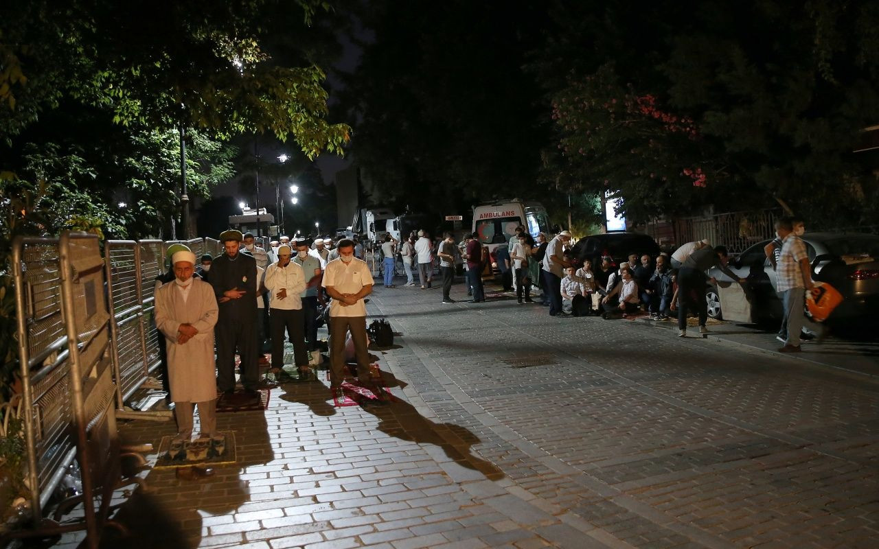 Ayasofya Camii önünde sabah namazı - Sayfa 6