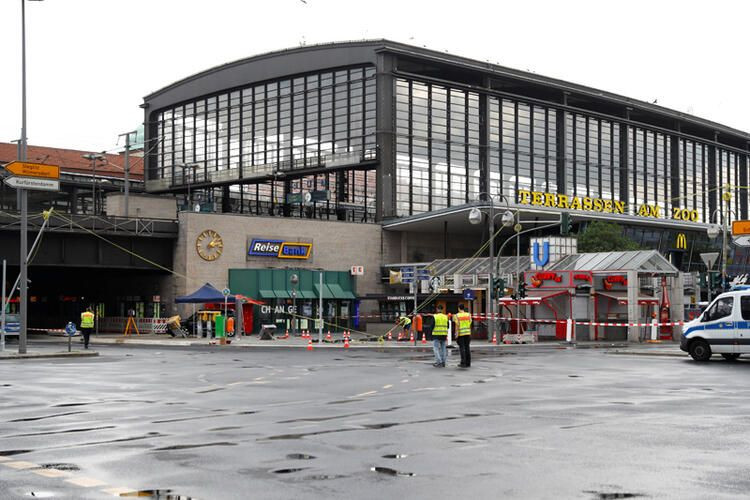 Siyah araç kalabalığa daldı - Sayfa 7