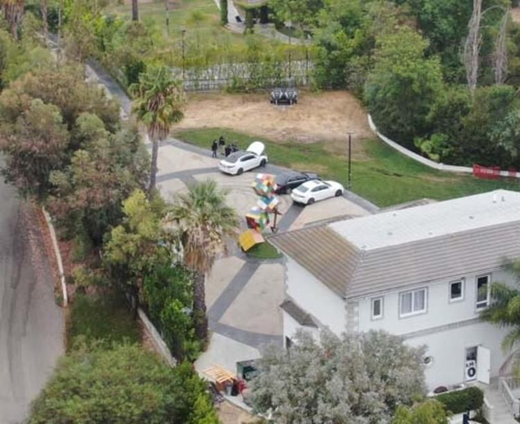 Ağır silahların olduğu malikaneyi böyle bastılar - Sayfa 9