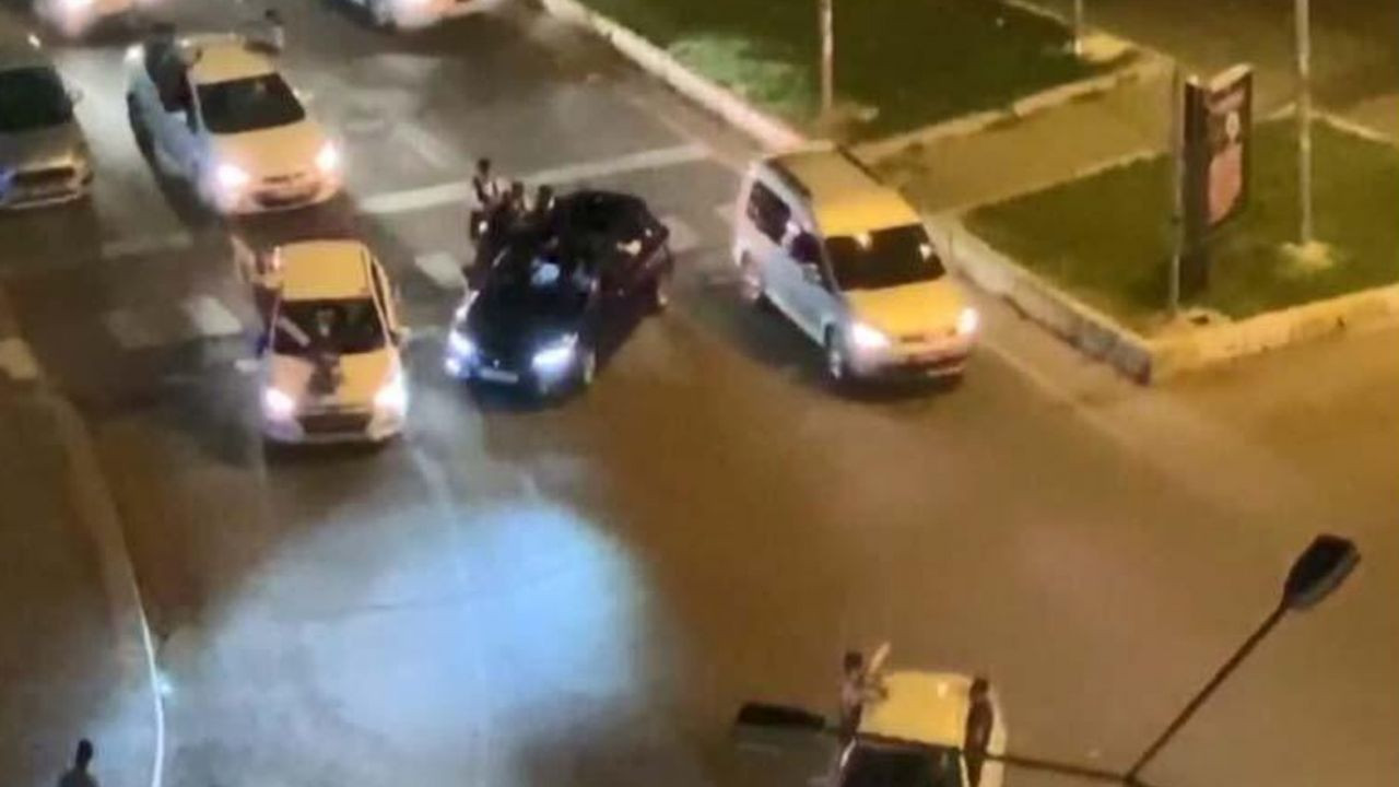Diyarbakır'da düğün konvoyu oluşturup, kırmızı ışıkta halay çektiler! - Sayfa 6