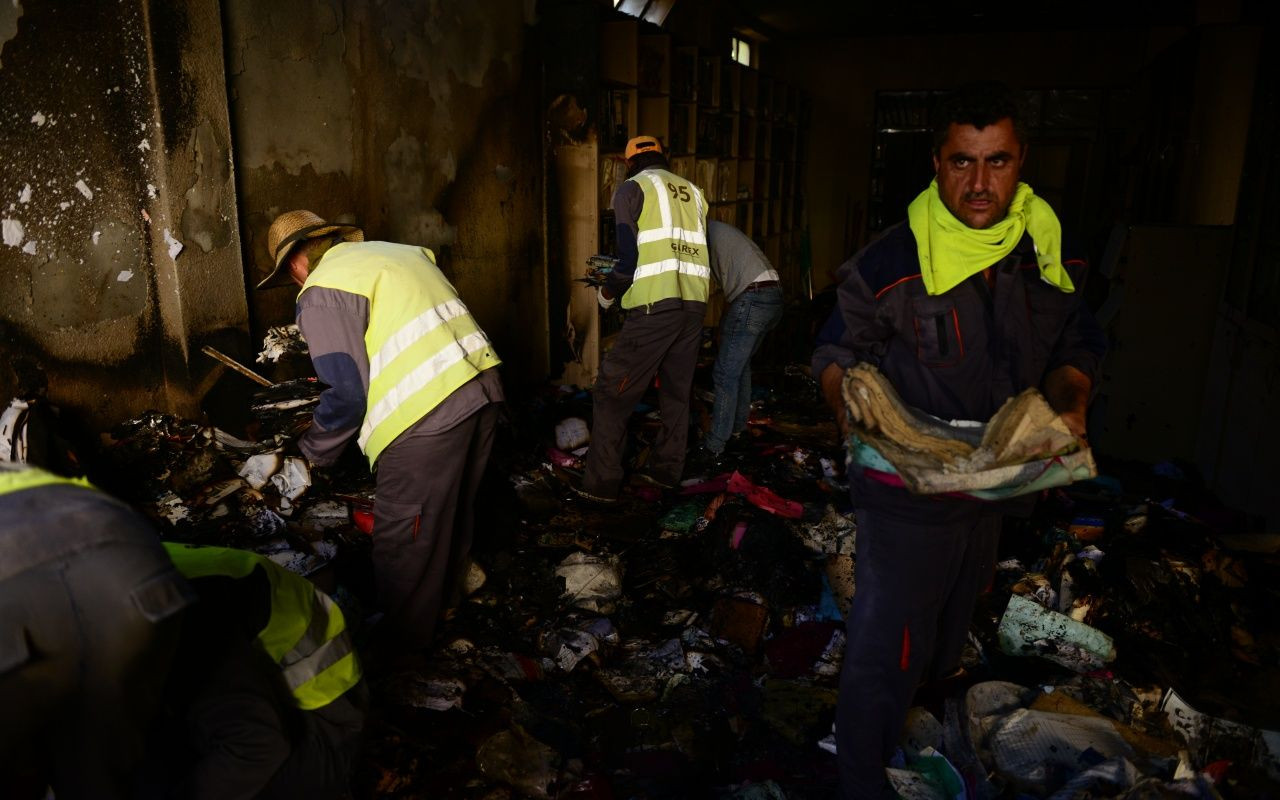 Hükümet binaları bir bir ateşe verildi - Sayfa 6