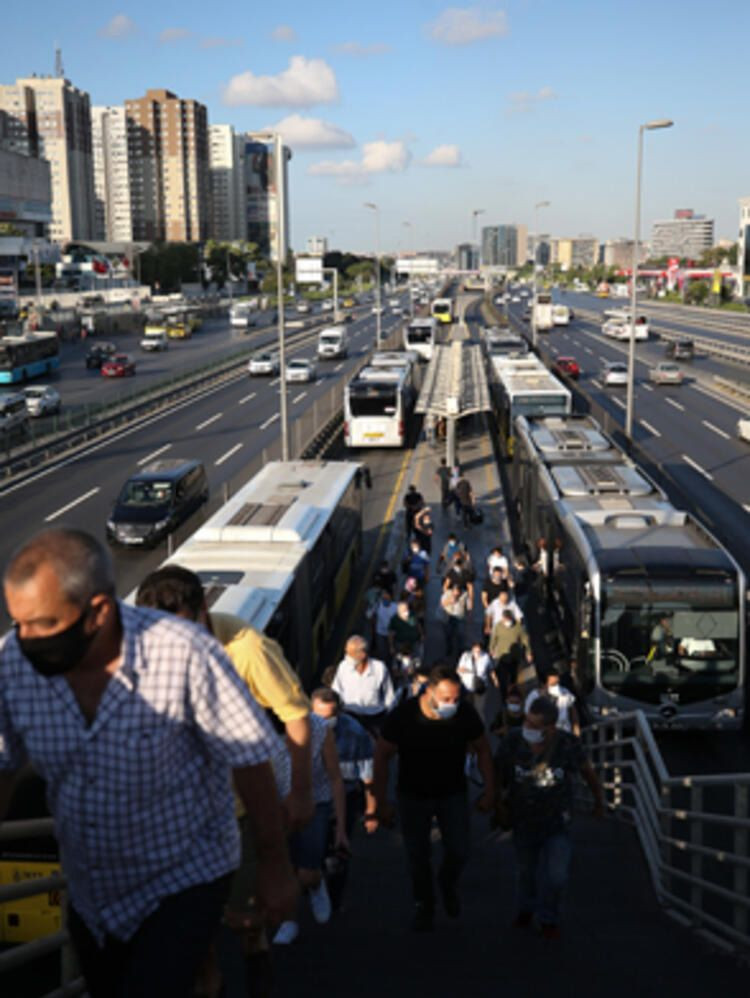 Toplu ulaşımda kalabalık endişelendiriyor... Kademeli mesai uyarısı! - Sayfa 6