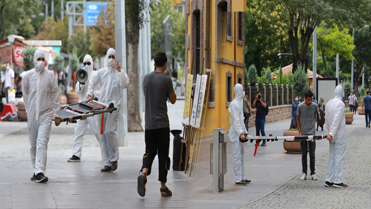 Maske takmayanların önüne sedye ile çıkarak farkındalık oluşturmaya çalıştılar - Sayfa 6