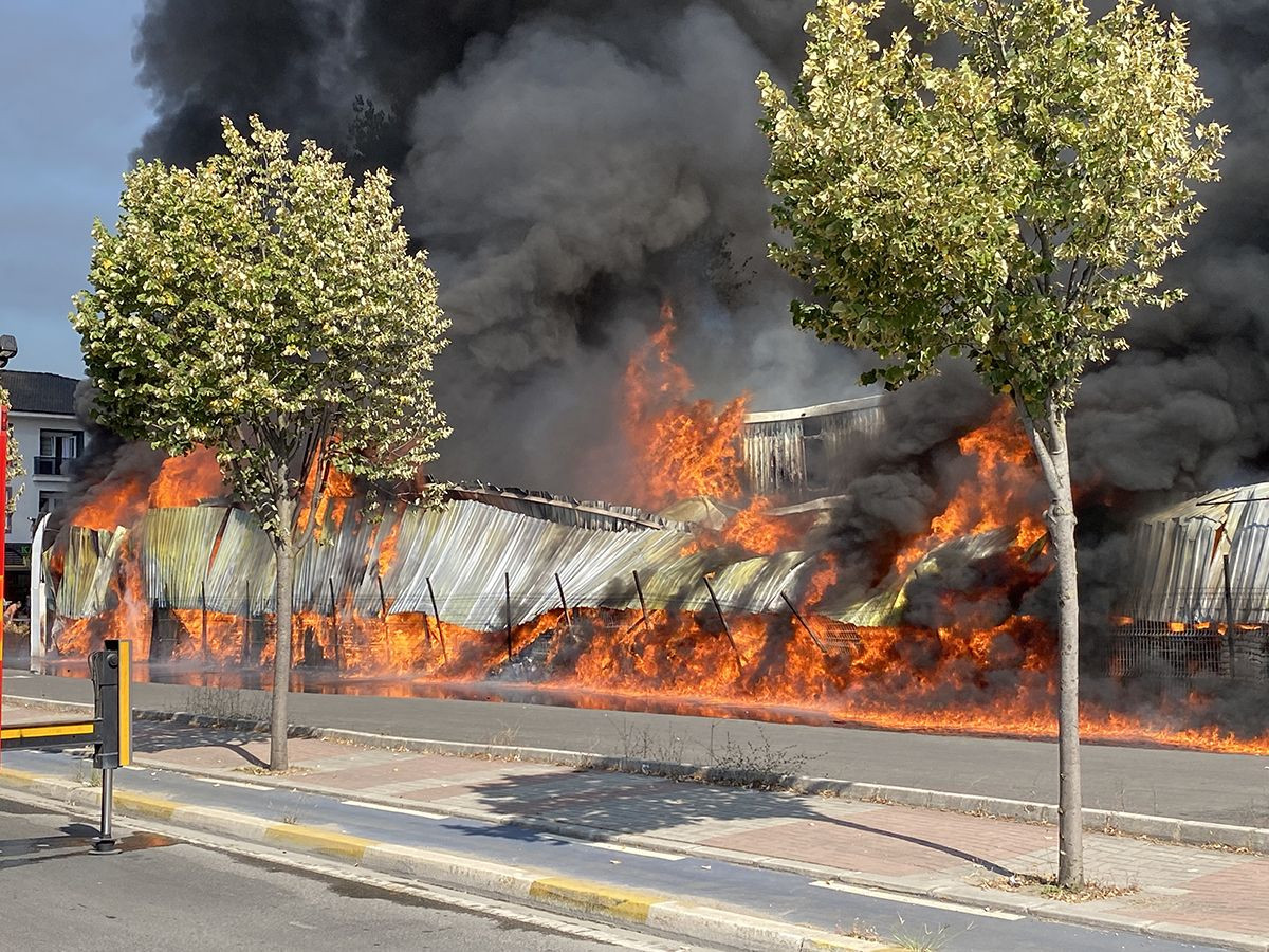 Kaynak sırasında çıktı! Süpermarketin deposunu küle çevirdi - Sayfa 10