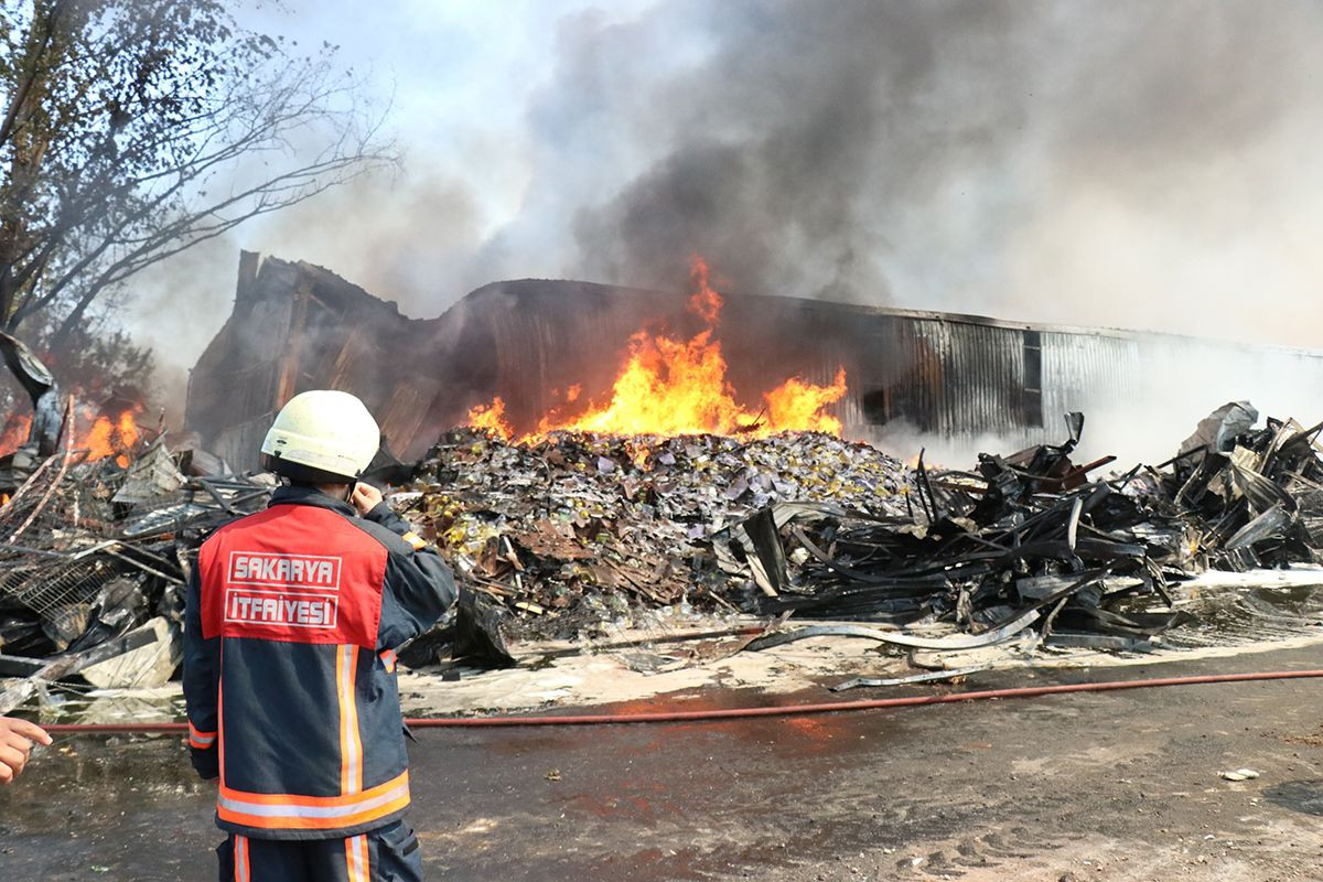 Kaynak sırasında çıktı! Süpermarketin deposunu küle çevirdi - Sayfa 14