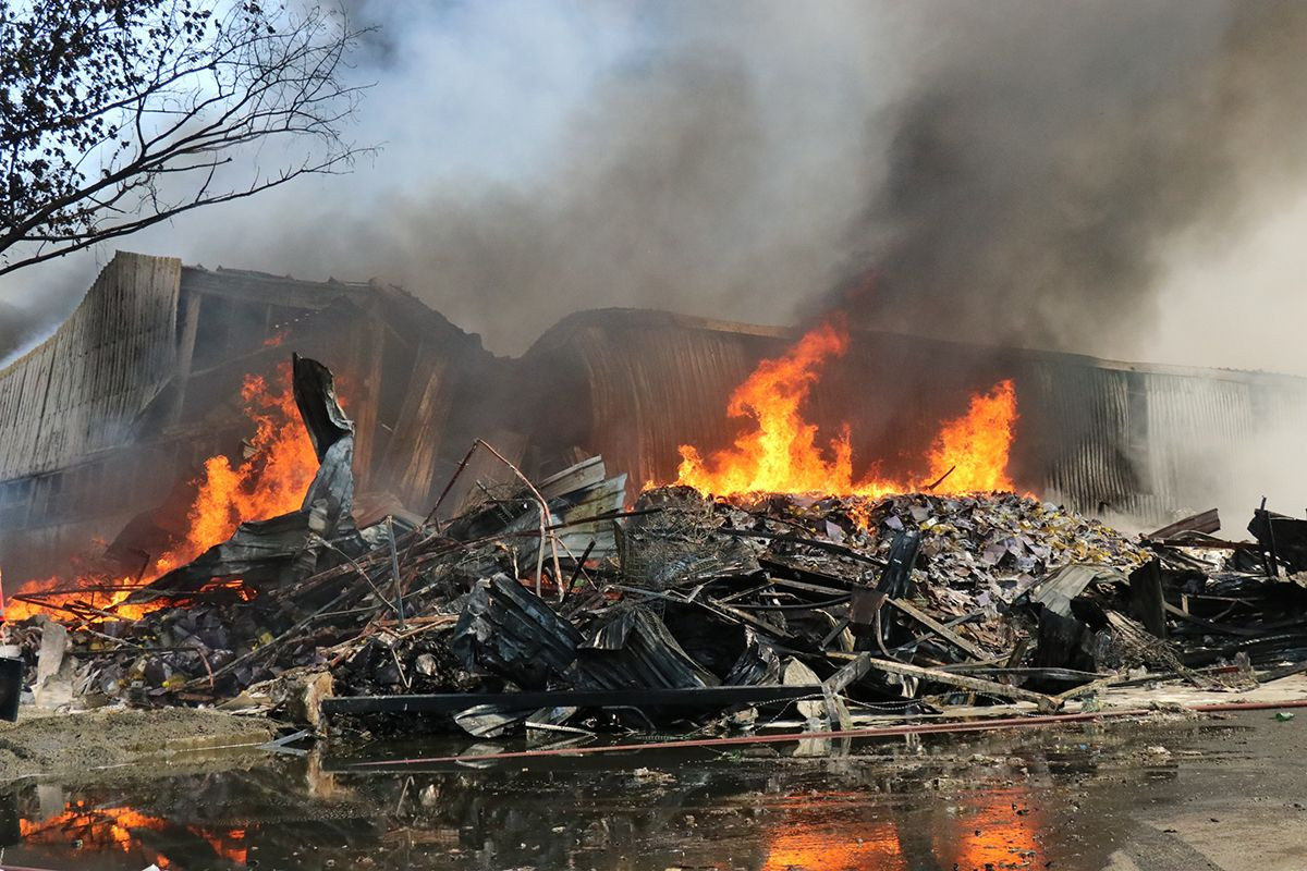 Kaynak sırasında çıktı! Süpermarketin deposunu küle çevirdi - Sayfa 15