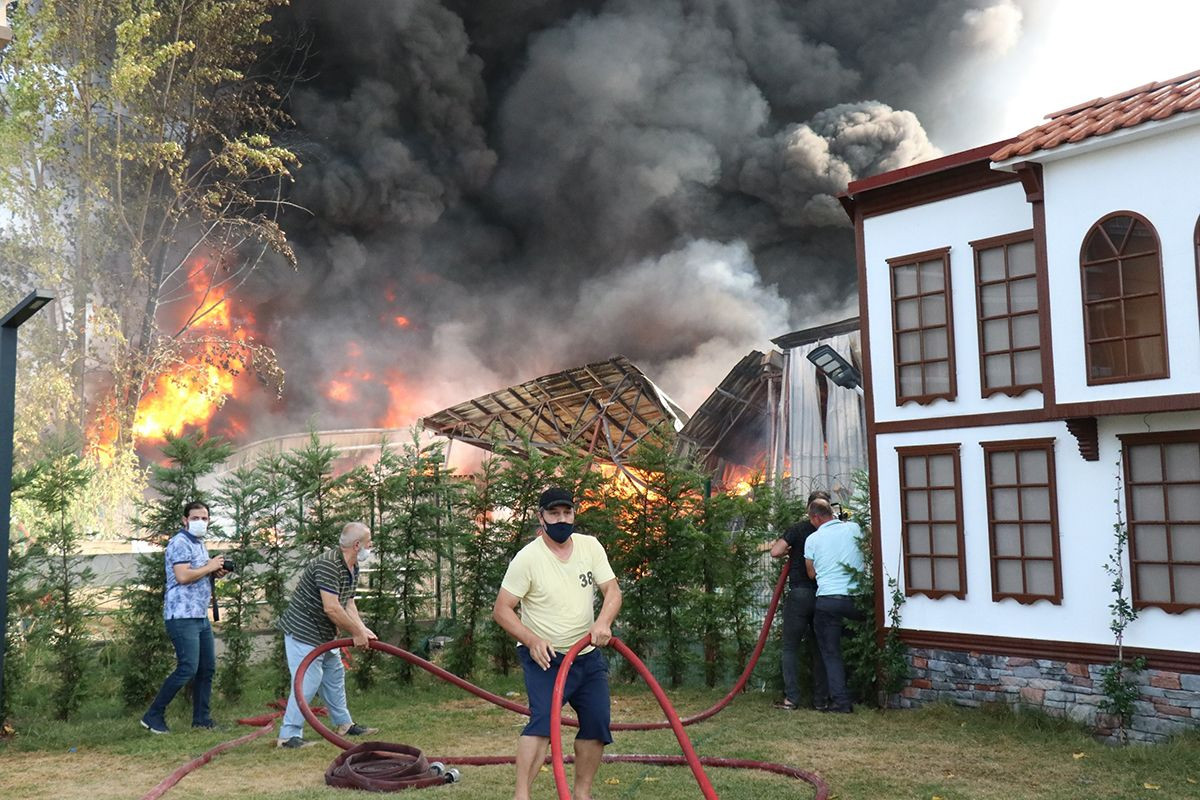 Kaynak sırasında çıktı! Süpermarketin deposunu küle çevirdi - Sayfa 16
