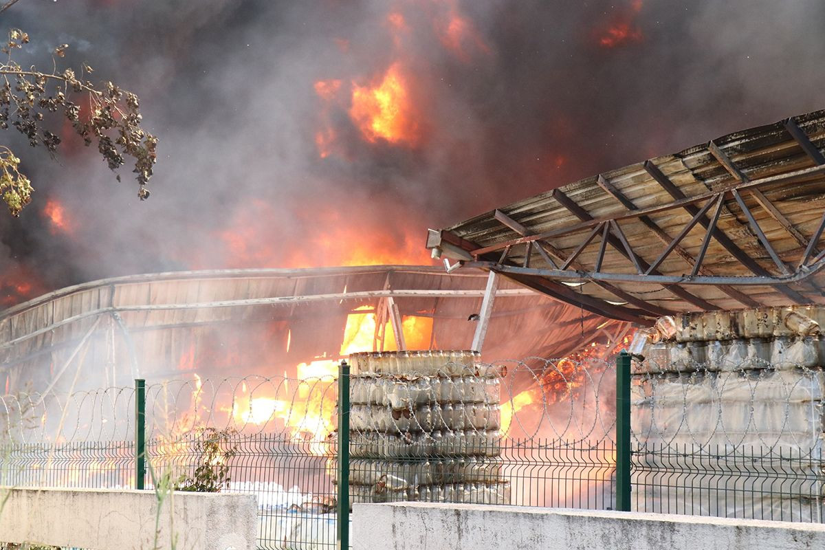 Kaynak sırasında çıktı! Süpermarketin deposunu küle çevirdi - Sayfa 17