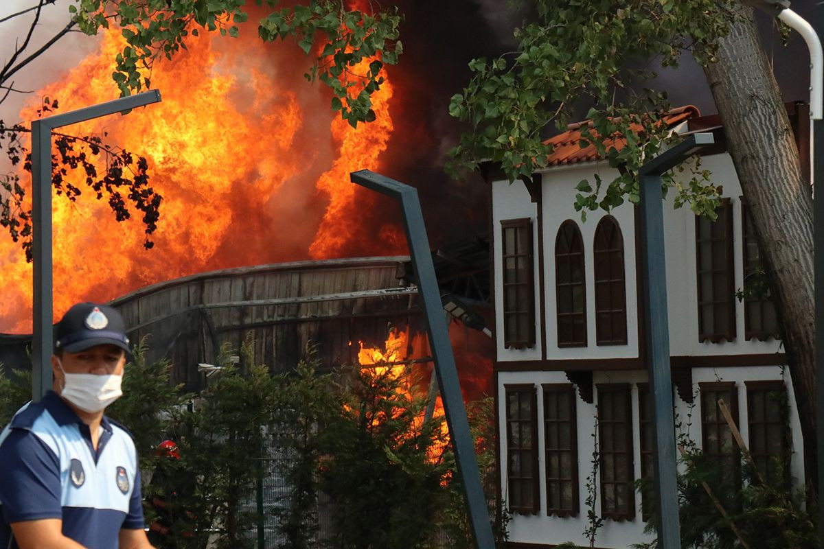 Kaynak sırasında çıktı! Süpermarketin deposunu küle çevirdi - Sayfa 20