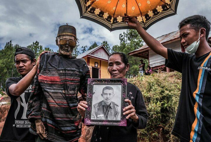 Garip bir gelenek: Ölülerle birlikte yaşıyorlar - Sayfa 23