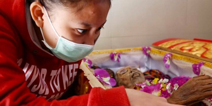 Garip bir gelenek: Ölülerle birlikte yaşıyorlar - Sayfa 10