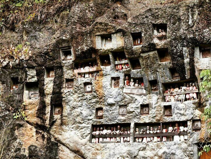 Garip bir gelenek: Ölülerle birlikte yaşıyorlar - Sayfa 7