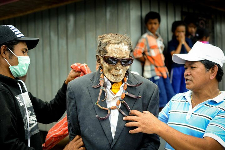 Garip bir gelenek: Ölülerle birlikte yaşıyorlar - Sayfa 24