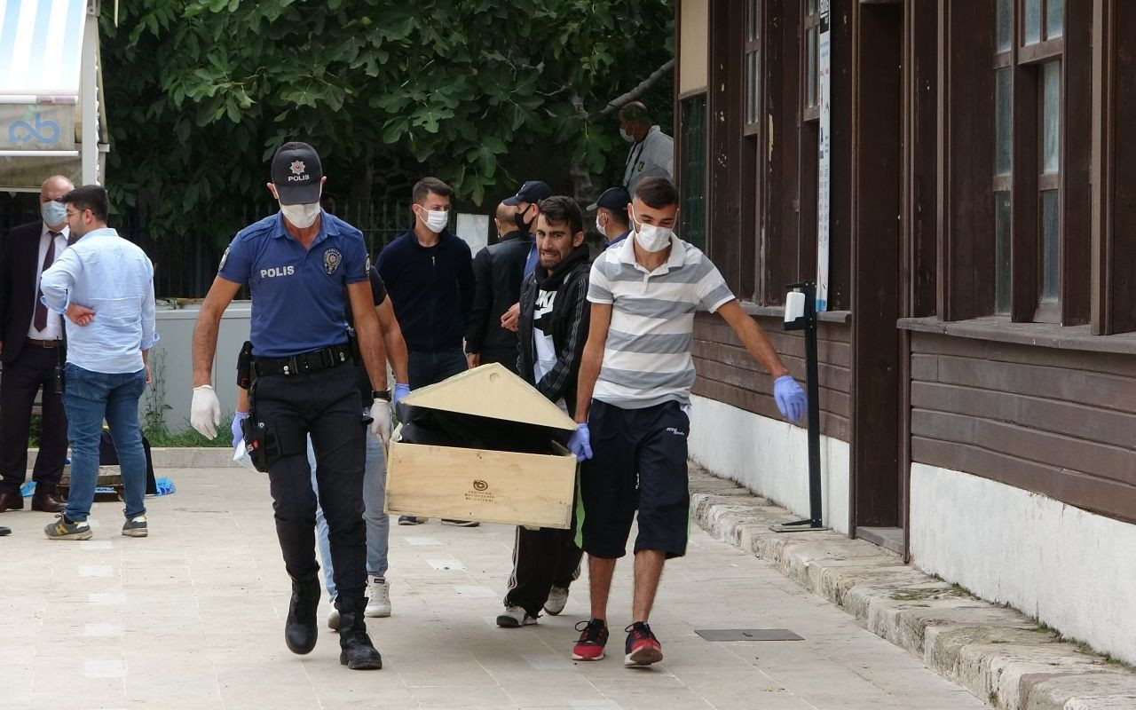 Cami avlusunda sırtından bıçaklandı - Sayfa 10