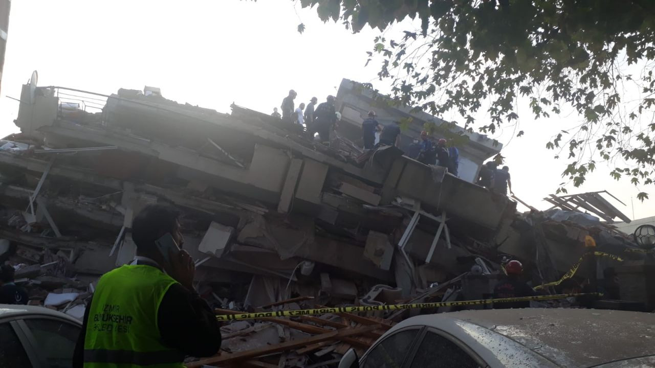 17 binada arama kurtarma çalışmaları sürüyor - Sayfa 21