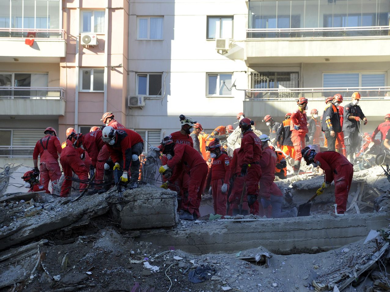 İzmir depreminin simgesi olacak fotoğraf enkazdan çıktı! - Sayfa 8