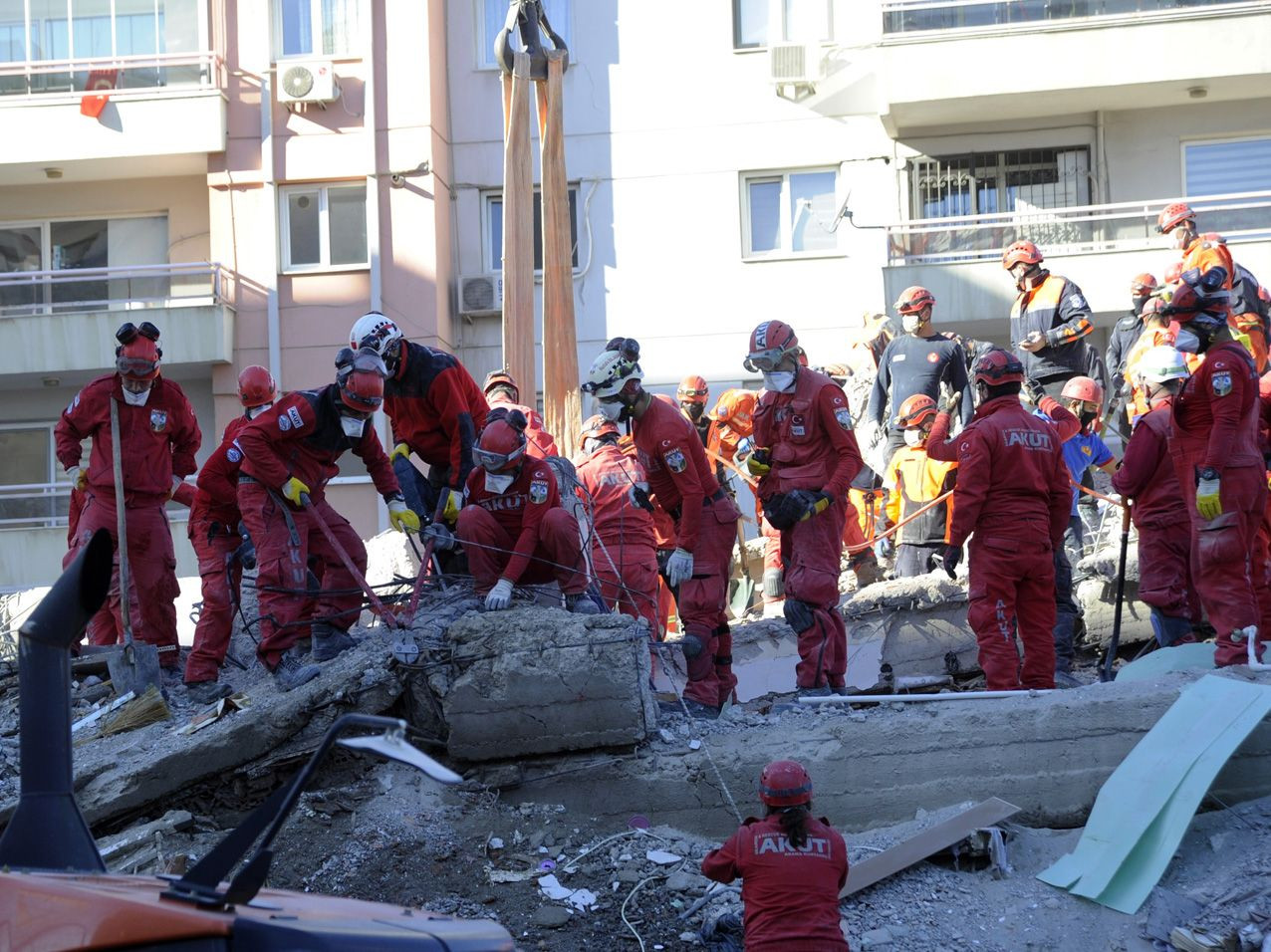 İzmir depreminin simgesi olacak fotoğraf enkazdan çıktı! - Sayfa 9