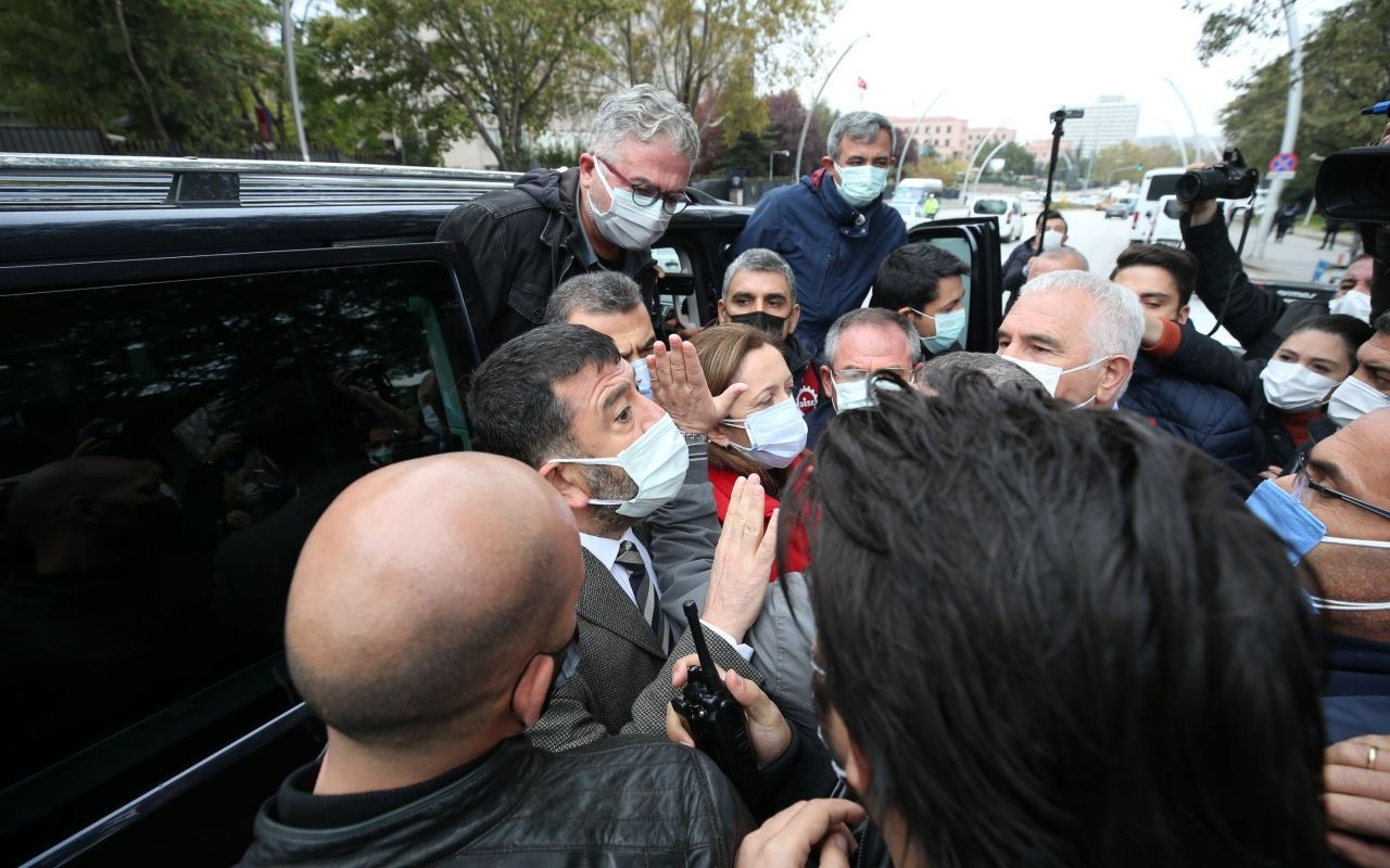 CHP'li vekiller TBMM'ye bir grubu sokmak isteyince arbede çıktı - Sayfa 8