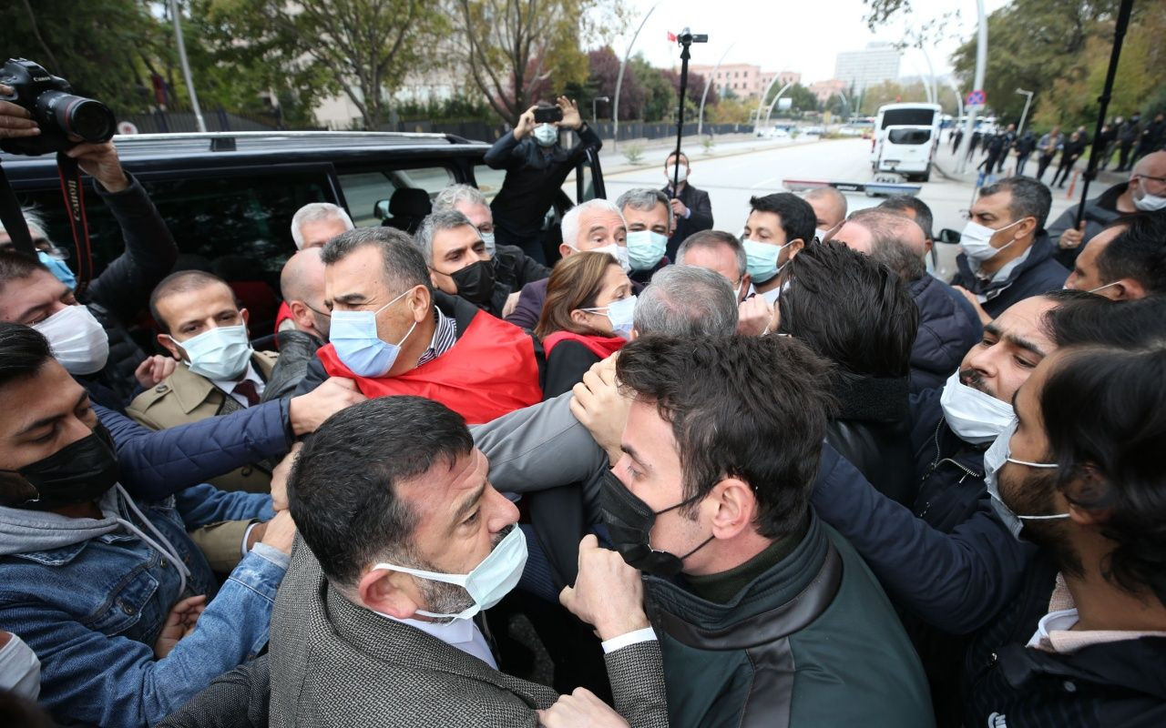 CHP'li vekiller TBMM'ye bir grubu sokmak isteyince arbede çıktı - Sayfa 9