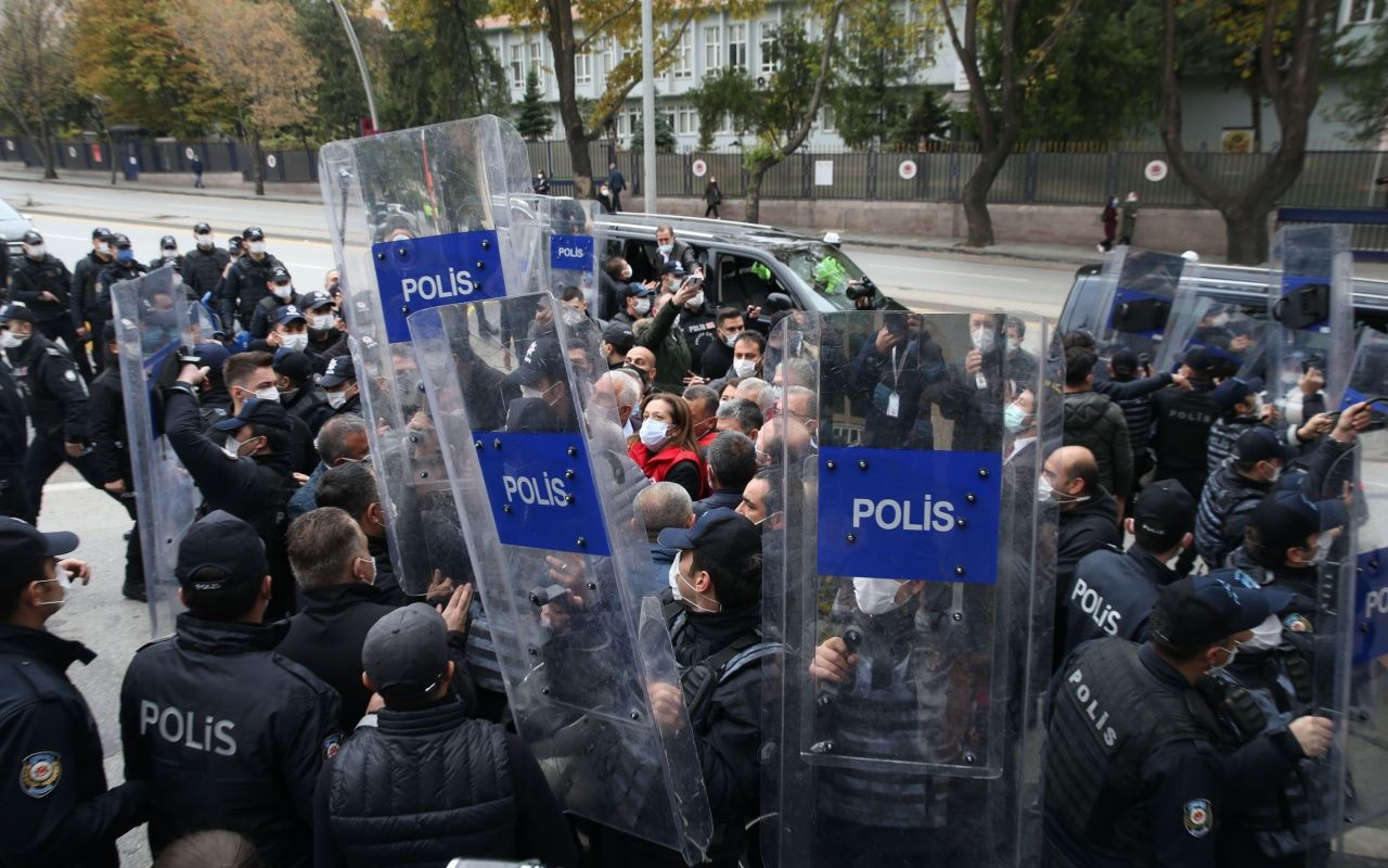 CHP'li vekiller TBMM'ye bir grubu sokmak isteyince arbede çıktı - Sayfa 5