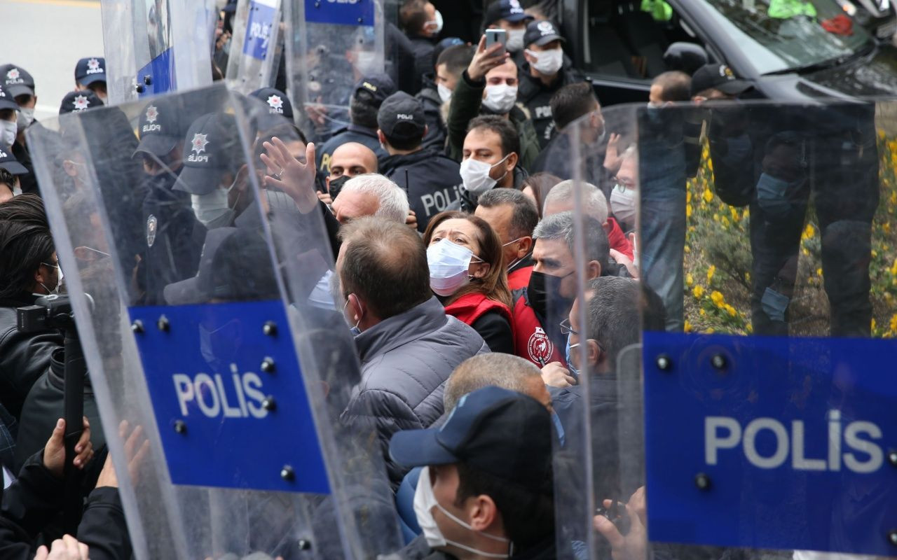 CHP'li vekiller TBMM'ye bir grubu sokmak isteyince arbede çıktı - Sayfa 6