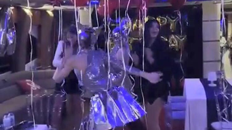 Lüks yatta parti! Böyle görüntülendiler... - Sayfa 7