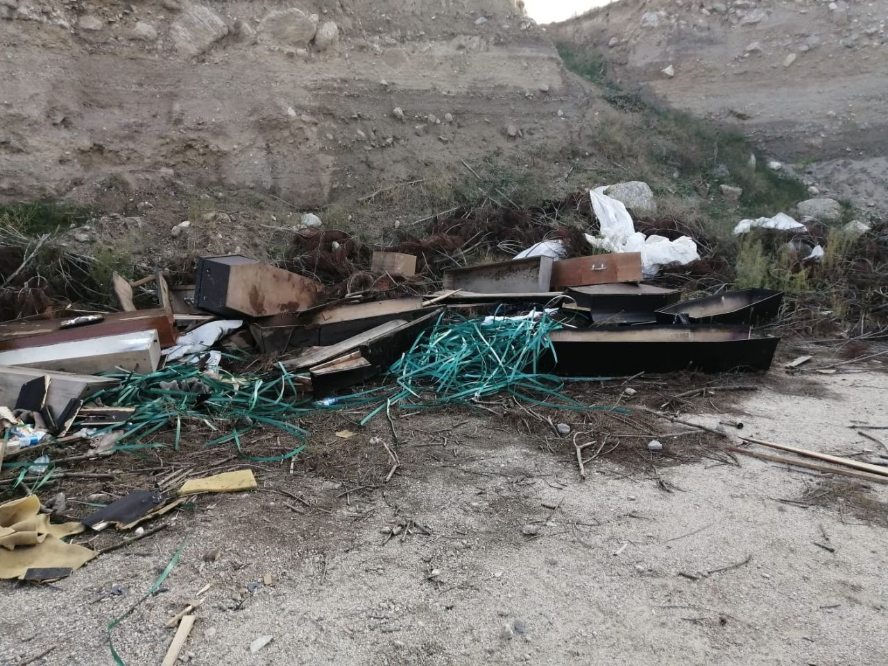 Virüslü tabut ve kıyafetleri yol kenarına attılar - Sayfa 7