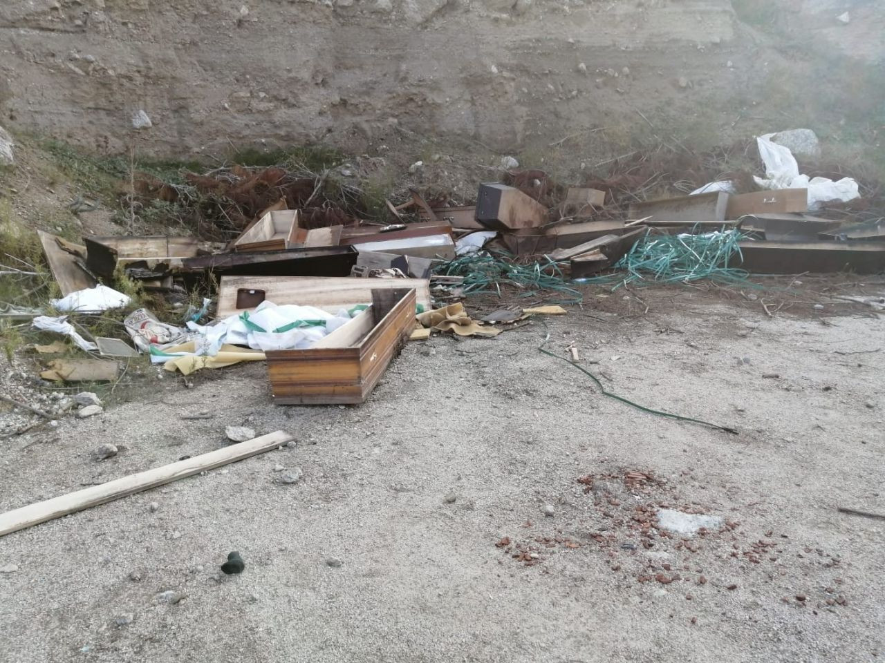 Virüslü tabut ve kıyafetleri yol kenarına attılar - Sayfa 8