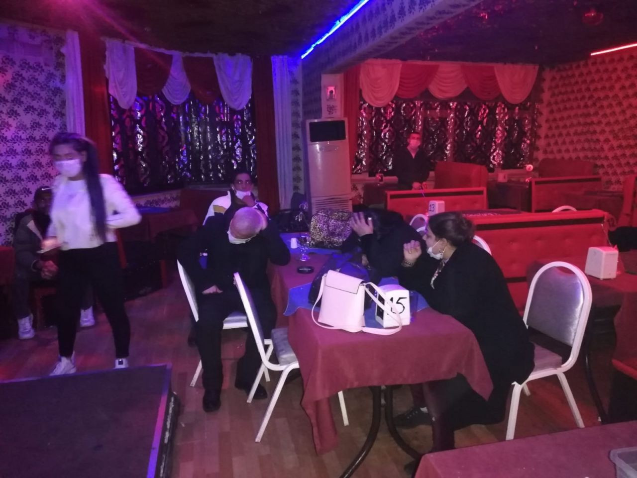 Koltuklardan paravan yapıp eğlendiler - Sayfa 6